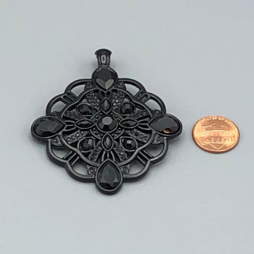 💐2/$15 NWOT Lia Sophia Black Magnetic Bale pendan